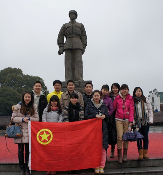 “学雷锋，献爱心”——中国共产主义青年团开云官方网址-开云(中国)委员会开展慰问贫困学生助学活动